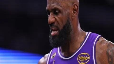 曼联7000万欧元签下穆萨-登贝莱，能否力压切尔西？